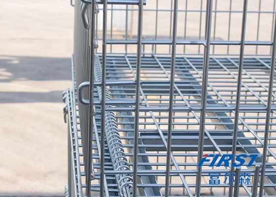 Contenitore della rete metallica utilizzato nella conservazione delle merci nel magazzino